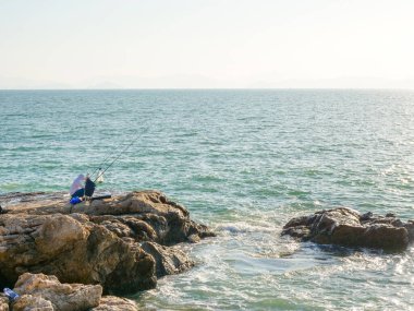 Kayalıklarda balıkçı