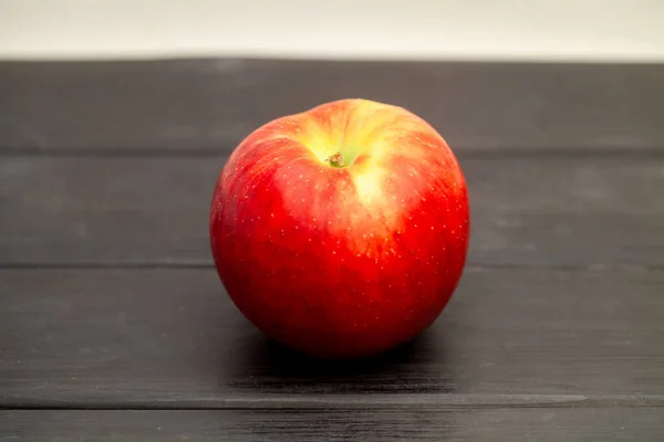 Fruchtäpfel Einer Reihe Auf Dem Tisch — Stockfoto