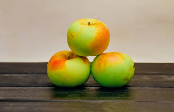 Pommes Aux Fruits Dans Une Rangée Sur Table — Photo