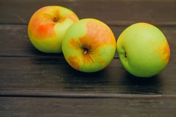 Ovocná Jablka Řadě Stole — Stock fotografie