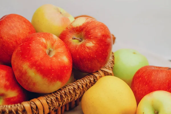 Gyönyörű Sokszínű Almák Asztalon — Stock Fotó
