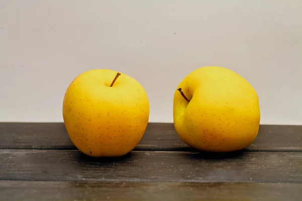 Masadaki Meyveli Elmalar Telifsiz Stok Fotoğraflar