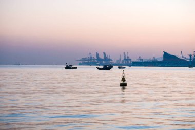 Gün batımı manzaralı sakin deniz