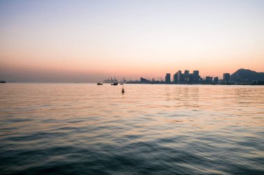 Gün batımından önce iskelenin silueti