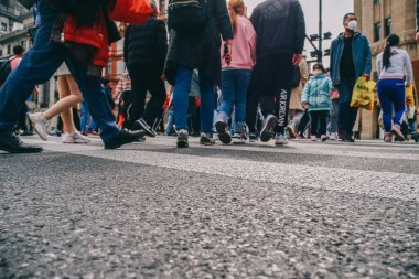 Caddeyi geçen insanların ayak izleri, Şangay Bund, Çin