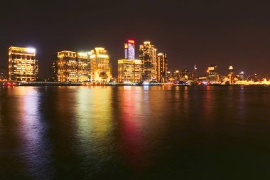 Lujiazui, Huangpu Nehri, Şangay 'daki binaların gece görüşü