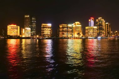 Lujiazui, Huangpu Nehri, Şangay 'daki binaların gece görüşü