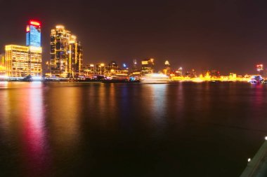 Lujiazui, Huangpu Nehri, Şangay 'daki binaların gece görüşü