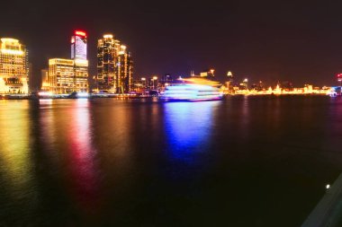 Lujiazui, Huangpu Nehri, Şangay 'daki binaların gece görüşü