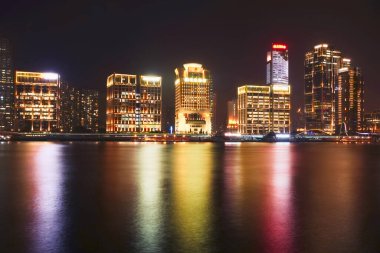 Lujiazui, Huangpu Nehri, Şangay 'daki binaların gece görüşü