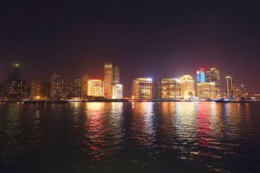 Lujiazui, Huangpu Nehri, Şangay 'daki binaların gece görüşü
