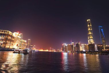 Lujiazui, Huangpu Nehri, Şangay 'daki binaların gece görüşü