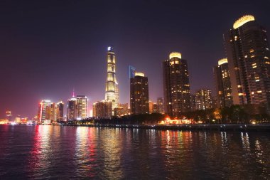 Lujiazui, Huangpu Nehri, Şangay 'daki binaların gece görüşü
