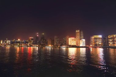 Lujiazui, Huangpu Nehri, Şangay 'daki binaların gece görüşü