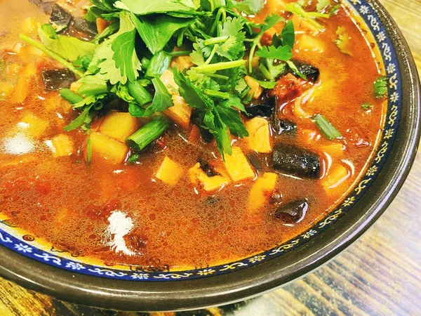 Lanzhou Biftek Ramen Lokantası, Çin Erişte Yemeği, Lanzhou bifteği elle yapılan erişte.