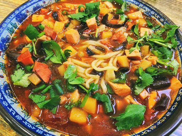 Lanzhou Biftek Ramen Lokantası, Çin Erişte Yemeği, Lanzhou bifteği elle yapılan erişte.