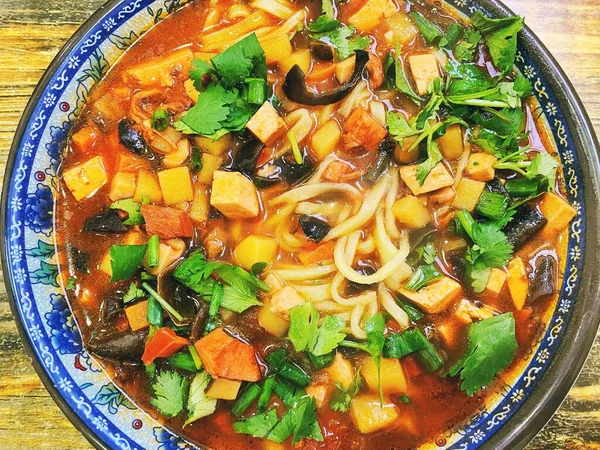 Lanzhou Biftek Ramen Lokantası, Çin Erişte Yemeği, Lanzhou bifteği elle yapılan erişte.