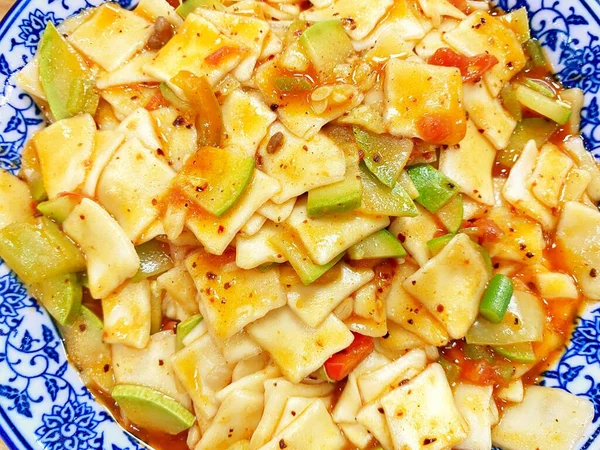 Lanzhou Biftek Ramen Lokantası, Çin Erişte Yemeği, Lanzhou bifteği elle yapılan erişte.