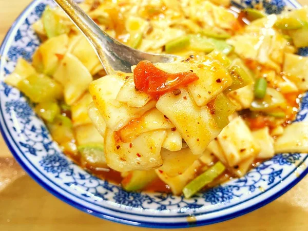 Lanzhou Biftek Ramen Lokantası, Çin Erişte Yemeği, Lanzhou bifteği elle yapılan erişte.