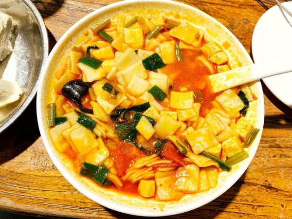 Lanzhou Biftek Ramen Lokantası, Çin Erişte Yemeği, Lanzhou bifteği elle yapılan erişte.