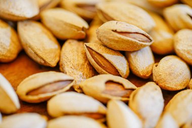 Kapalı masa üzerindeki badem yığınını kapat.