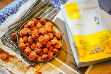 Masada doğal kurutulmuş kayısı var.