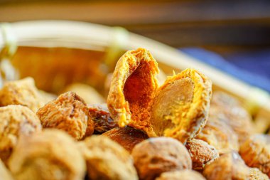 Masada doğal kurutulmuş kayısı var.