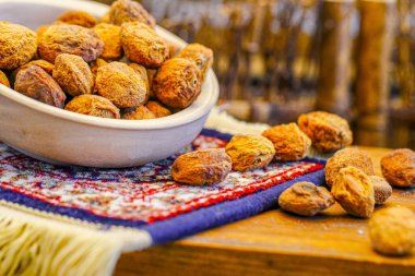 Masada doğal kurutulmuş kayısı var.
