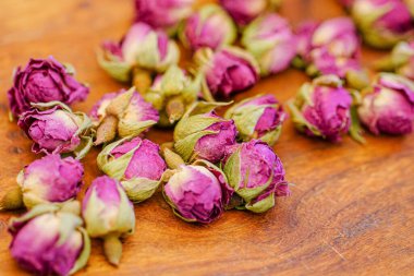 Birçok doğal kurumuş gül tomurcukları masada.