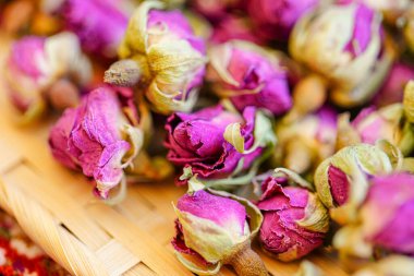 Birçok doğal kurumuş gül tomurcukları masada.