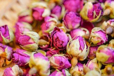 Birçok doğal kurumuş gül tomurcukları masada.