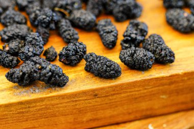 Masada doğal olarak kurutulmuş bir sürü siyah kurt üzümü var.