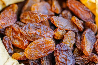 Masada doğal olarak kurutulmuş bir sürü kuru üzüm var.