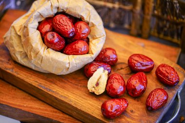 Masa hala hayat dolu kurumuş kırmızı tarihler