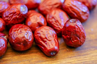 Masa hala hayat dolu kurumuş kırmızı tarihler