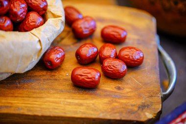 Çin mutfağının malzemeleri küçük jube meyveleridir.