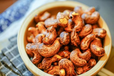 Stüdyo fındık atıyor, yüksek proteinli yiyecekler.