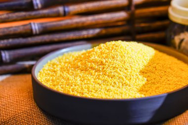 Stüdyo mısır, mısır öğütücü mısır unu vuruyor.