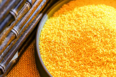 Stüdyo mısır, mısır öğütücü mısır unu vuruyor.