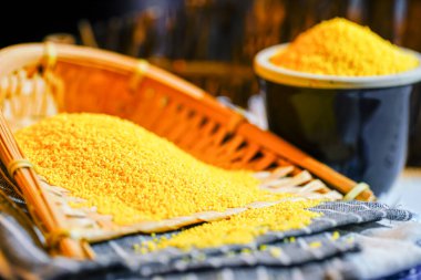 Stüdyo mısır, mısır öğütücü mısır unu vuruyor.