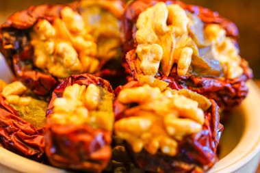 Stüdyo çekimleri ceviz çekirdekleri ve kırmızı tarihler