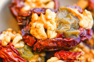 Stüdyo çekimleri ceviz çekirdekleri ve kırmızı tarihler