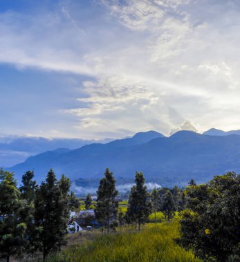 Gün batımında, güneş ışınlarıyla birlikte dağ manzarası. Stok fotoğrafı