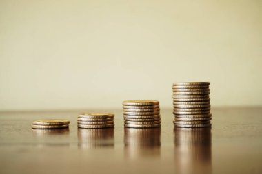 Para büyüme konsepti, yığındaki küçük paraların her yığın için daha da büyüdüğü konsept. Stok Fotoğrafı