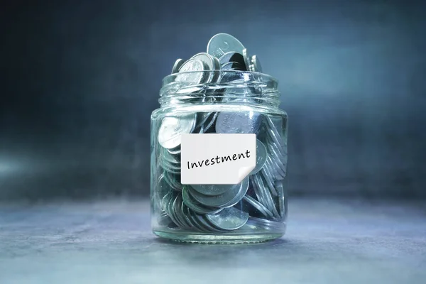 Kişisel Finans. Para Birikimleri Konsepti. Şişeye istiflenmiş bozuk paralar. 