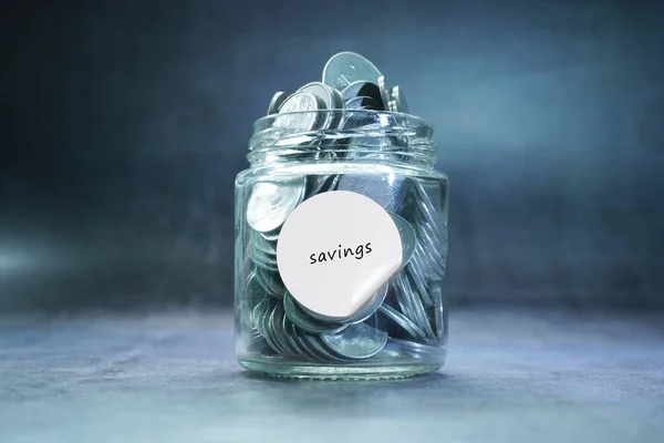 Kişisel Finans. Para Birikimleri Konsepti. Şişeye istiflenmiş bozuk paralar. 