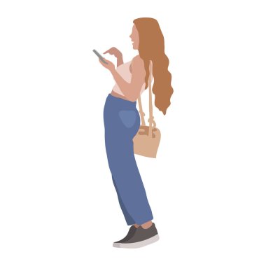 Genç zarif bir kadın yürüyor ve telefon kullanıyor.