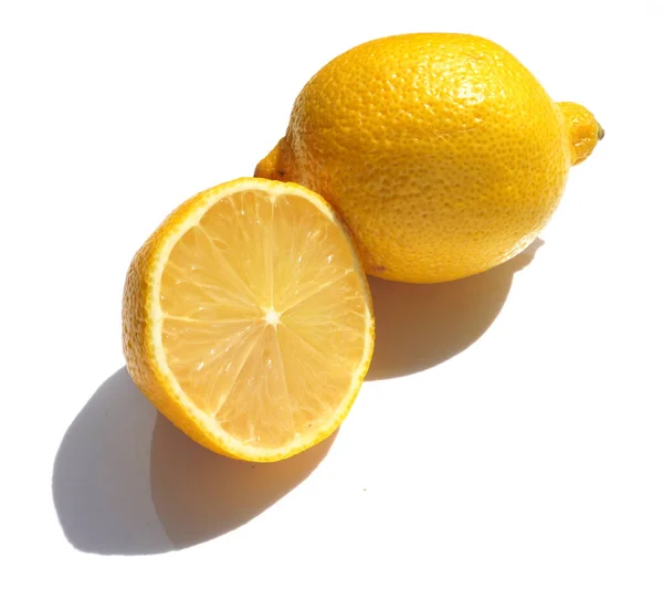 Крупним Планом Лимон Проти Білого Фону Фотографія — стокове фото