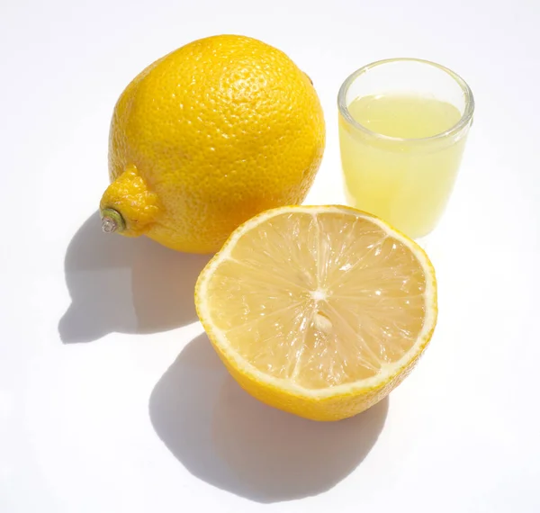 Nahaufnahme Von Zitrone Und Saft Vor Weißem Hintergrund Archivbild — Stockfoto