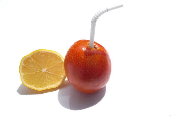 Konzeptfoto Mit Zitronen Und Tomatensaft — Stockfoto